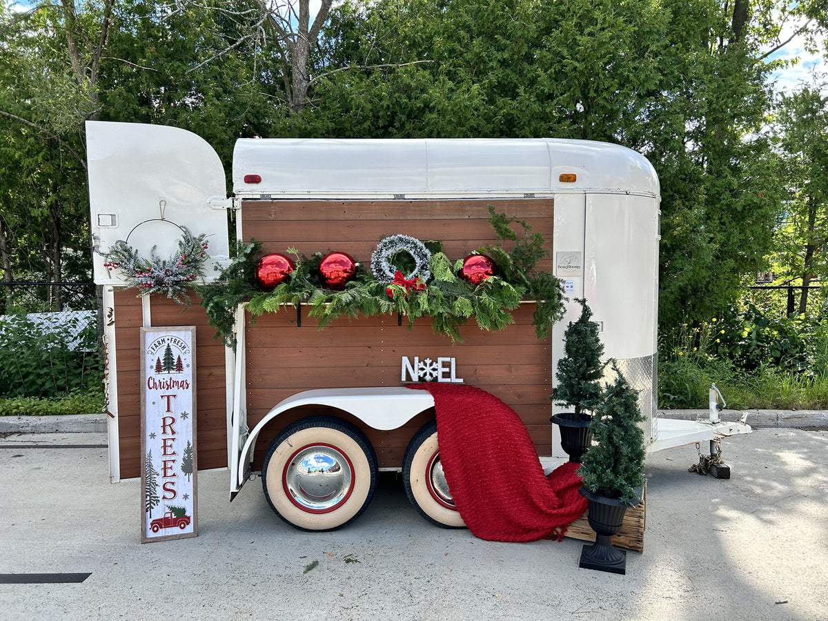 Remorque vintage décorée pour Noël, en décor photo