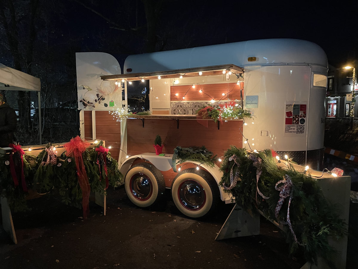 Remorque vintage illuminée de guirlandes lors d'un événement en soirée